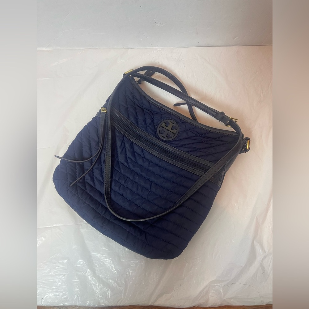 TORY BURCH Quilted Nylon Swingpack In navy blue